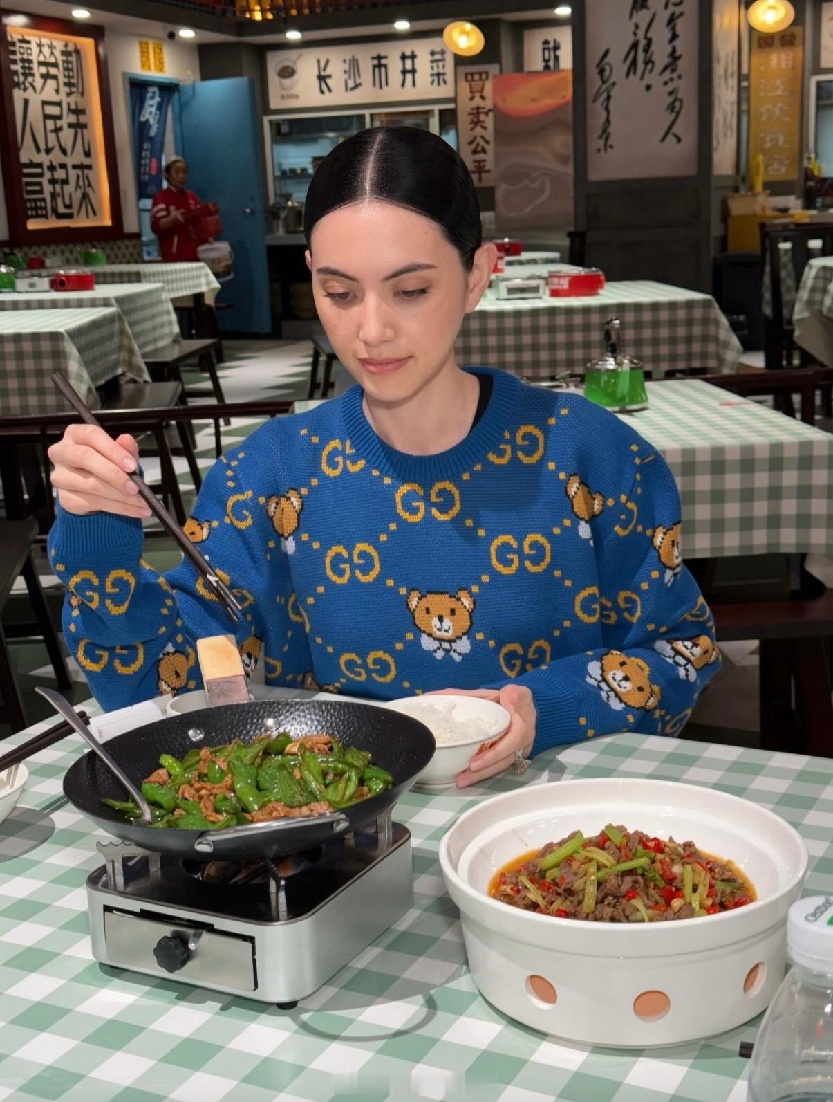 mai davika mai 麦来中国了先去了上海又去了四川满满电力⚡️看着她行