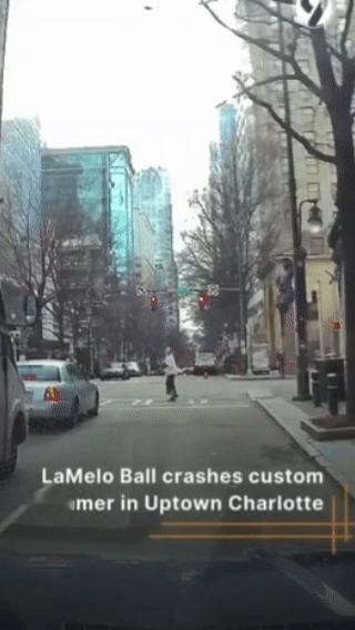 夏洛特记者报道，拉梅洛-鲍尔在当地遭遇了一场车祸，万幸仅有一人轻伤。目击者称，三