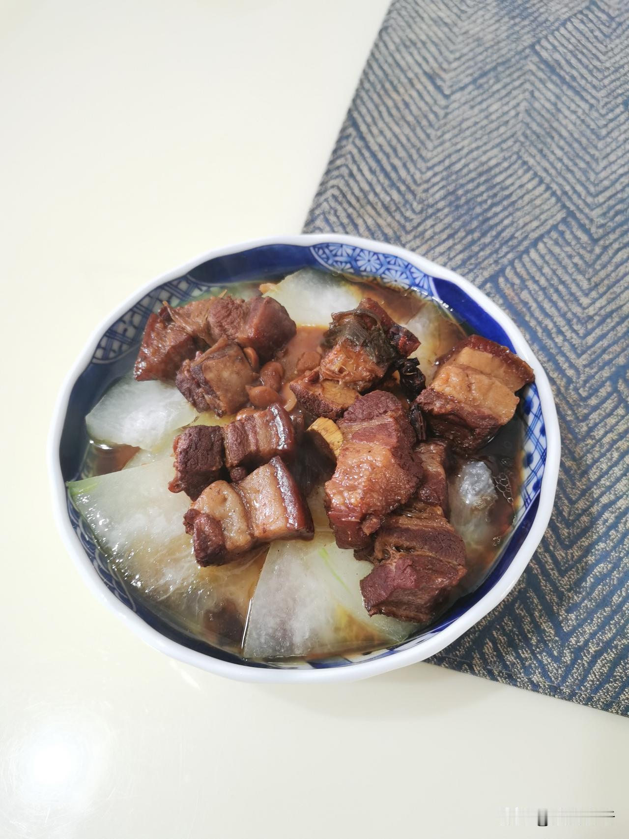 食堂包子皮薄馅少，室友咬了一口没见肉馅，又咬大半口，只剩面皮。
室友叹气：包子怕