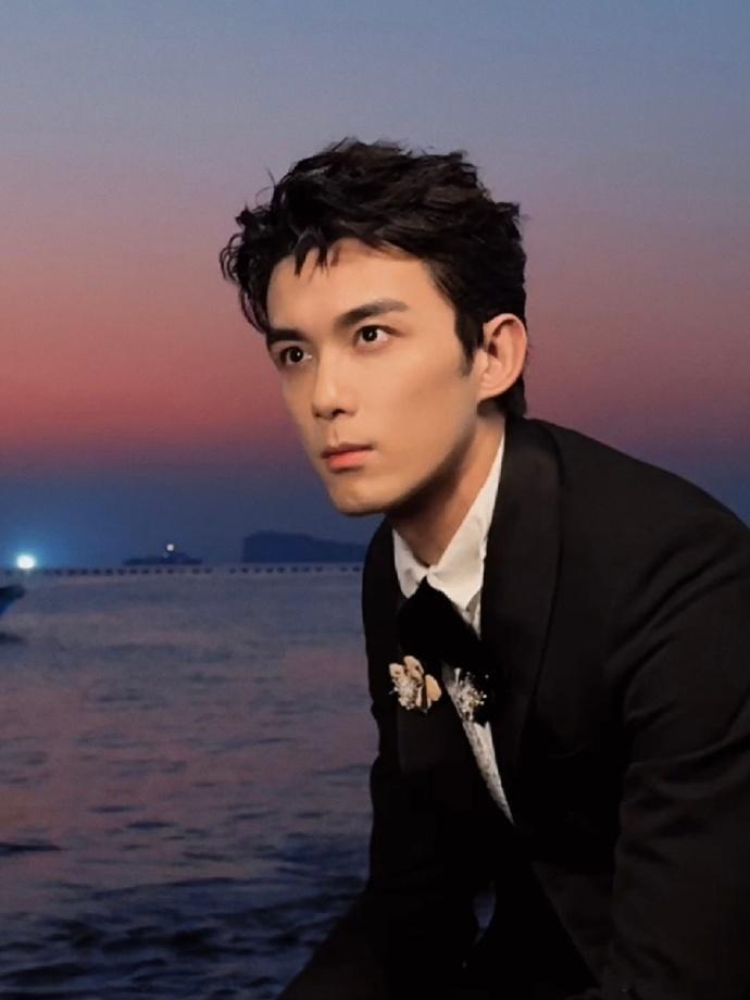 吴磊今日状态不错，抬眸间尽显魅力。在海边氛围感满满，360度拍摄都出彩，真有海的