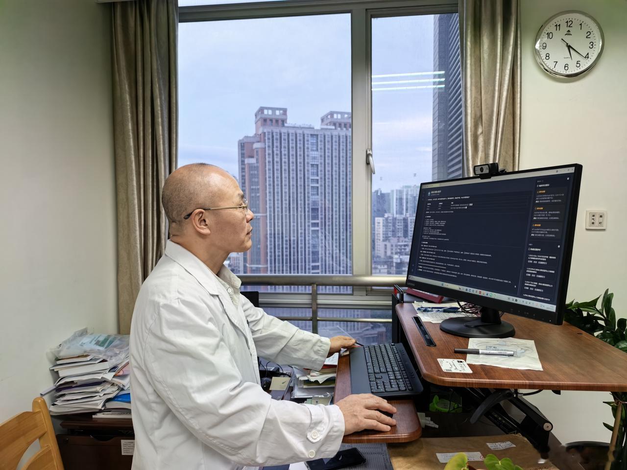 基层门诊里，医生从早忙到晚，患者一拨接一拨。病种繁杂、节奏飞快，查文献、请会诊根