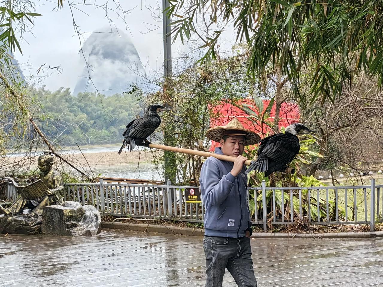 “桂林山水甲天下， 玉碧罗青意可参”，是宋人王正功留下来的名句，这句诗被刻在桂林