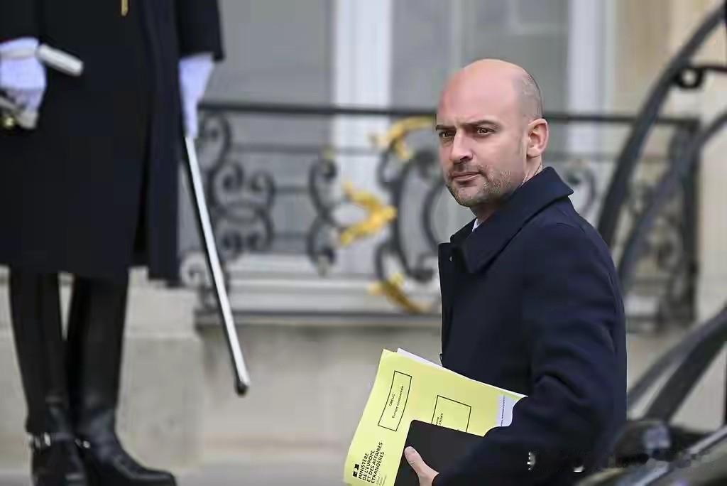 万万没想到，法国外长巴罗竟然称美国对委内瑞拉的军事行动违背国际法原则。
据报道，