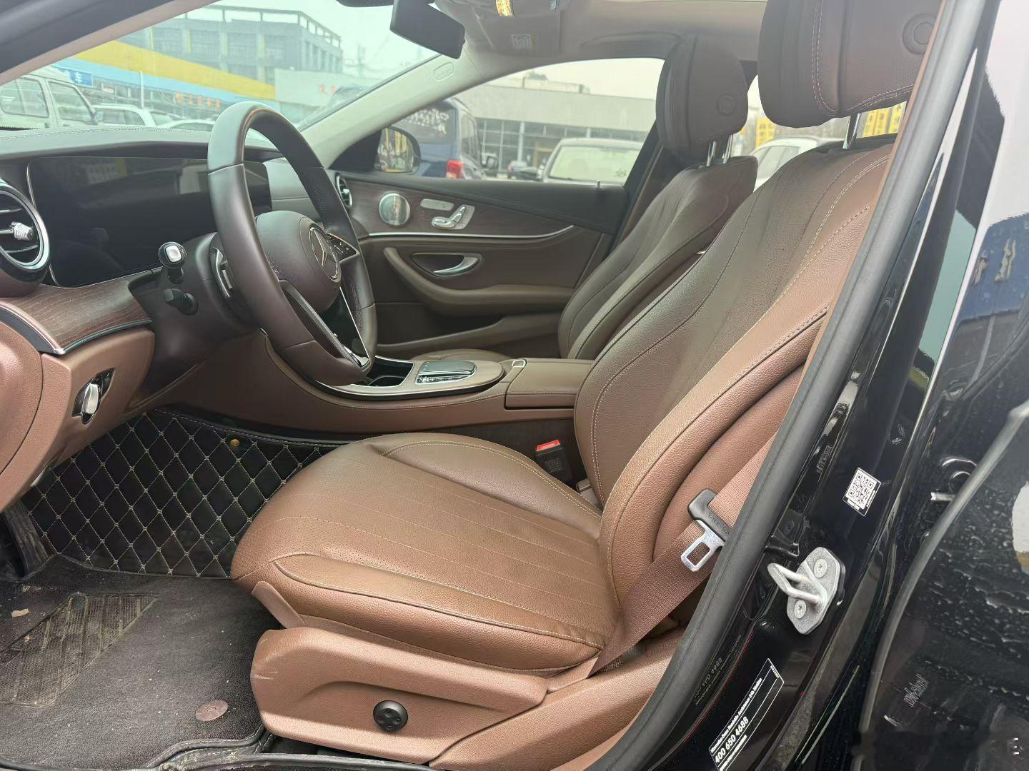 极品E300L到店23年黑立棕，豪华版，1.2万公里，一手车原版原漆，欢迎咨询，