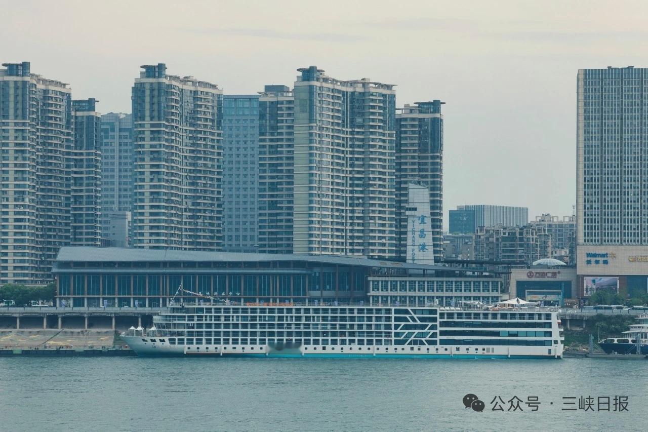 国内造价最高的内河旗舰游轮——长江首艘空间智能豪华舒适的“长江行·揽月”号在宜昌