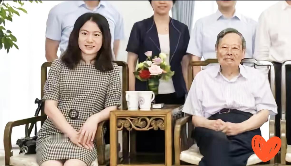 杨振宁去世后，翁帆的收入，有一部分来自他俩中文著作的版税分红。
杨振宁和翁帆的主