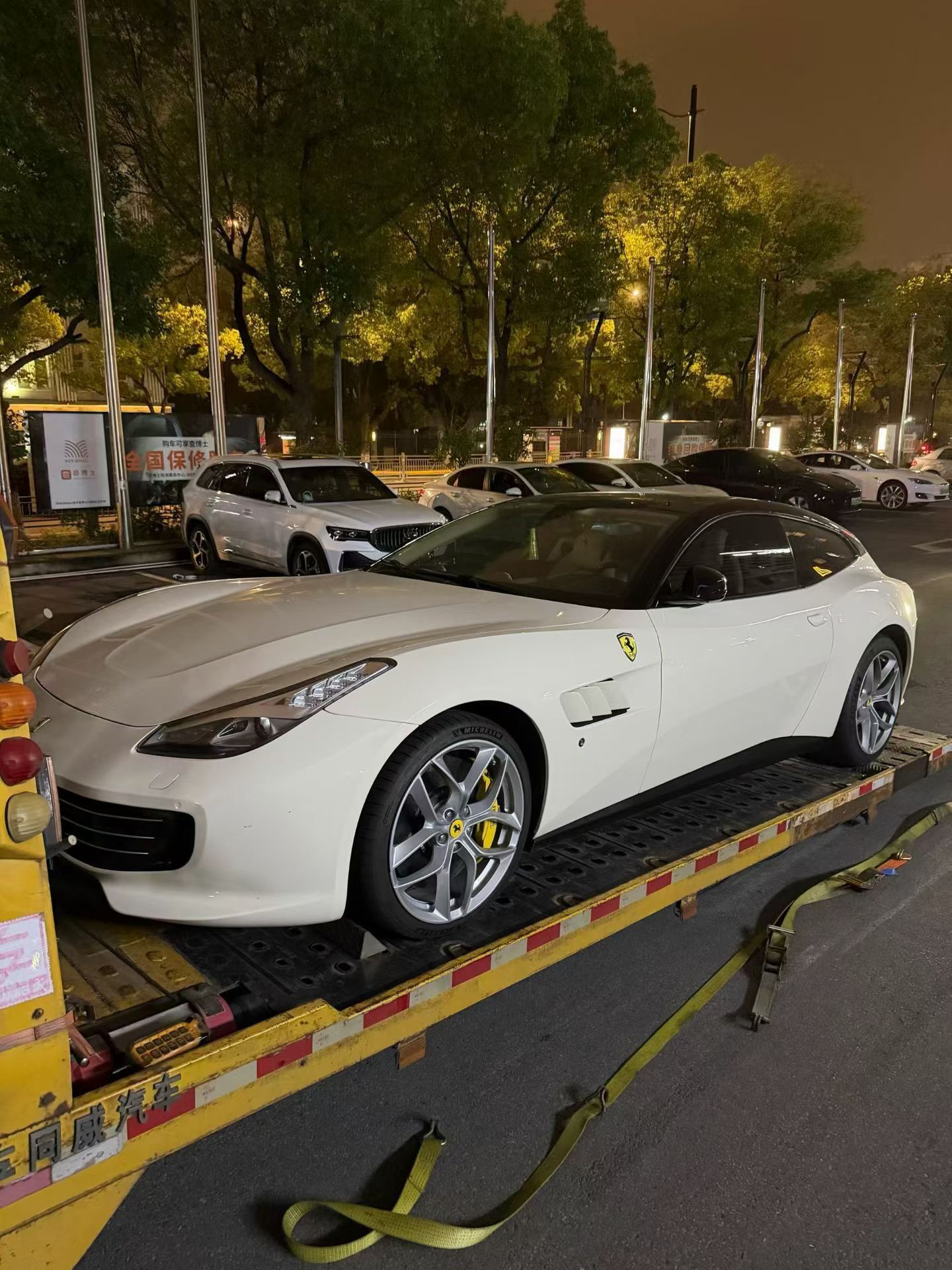 白外白内 白马王子！最关键他还是V12 Lusso ！最美猎装法拉利 ！精品小公