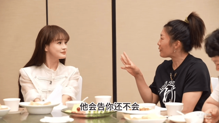 徐梦桃向冉莹颖打听轩轩恋爱近况冉莹颖回应轩轩恋爱近况 姐姐们闲聊氛围超真实！徐梦