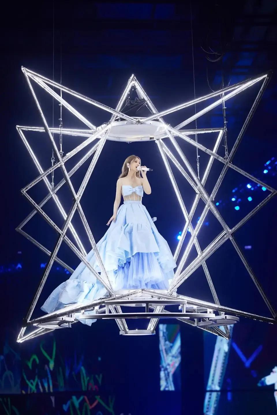 杨丞琳演唱会上告白李荣浩

      杨丞琳的台北演唱会成为了一次感动人心的盛