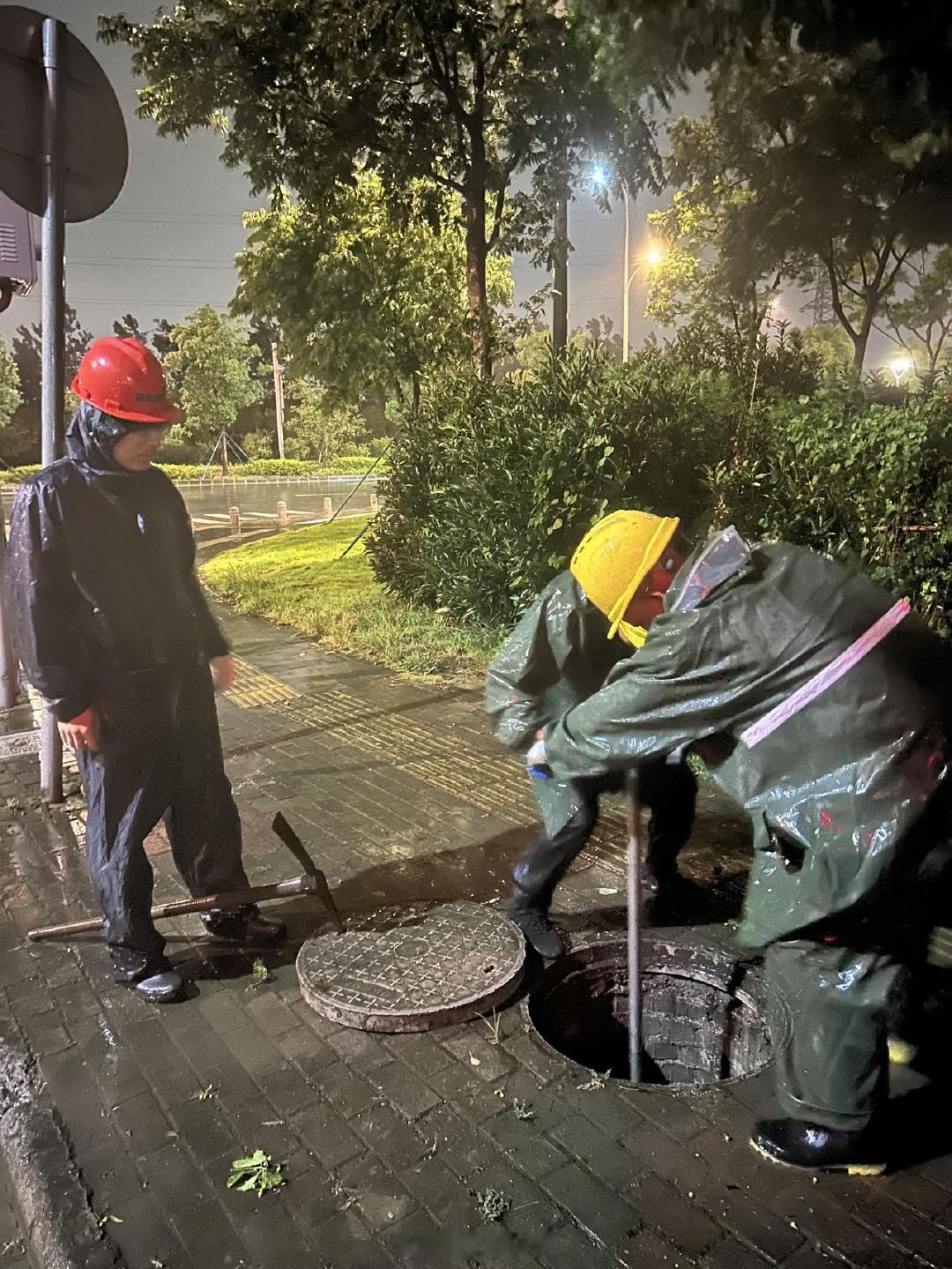 宁波水务人通宵奋战抽排万吨积水 受台风“白海豚”强降雨影响，宁波水务工作人员连夜