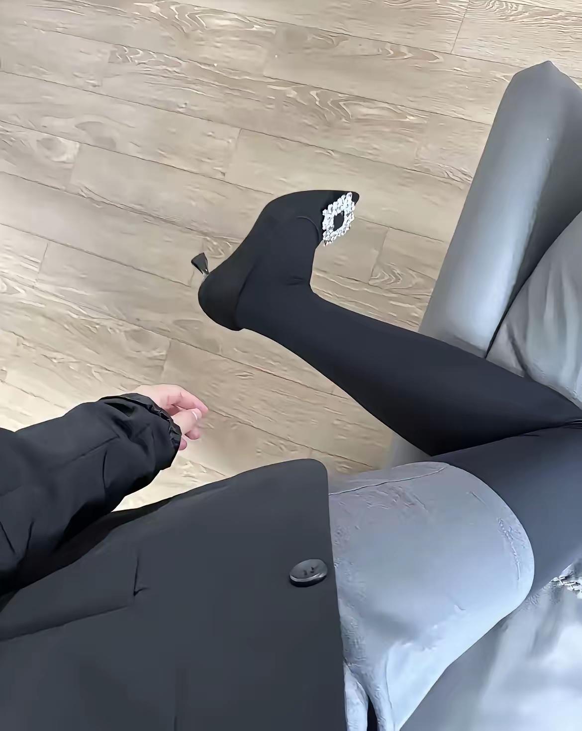 一个女的只要你穿包臀裙；穿黑丝，再加上你身材和外貌还不错，相信你身边肯定不缺人搭