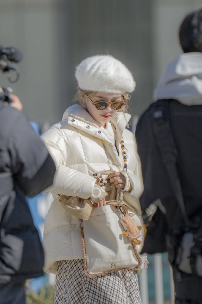 白鹿《奔跑吧》最新路透有，白色羽绒搭配贝雷帽，你觉得好看吗？