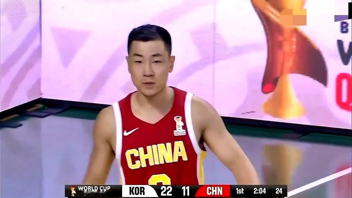 中国男篮对阵韩国男篮的比赛中发生了令人愤怒的一幕。

高诗岩两次空篮失误，一次上