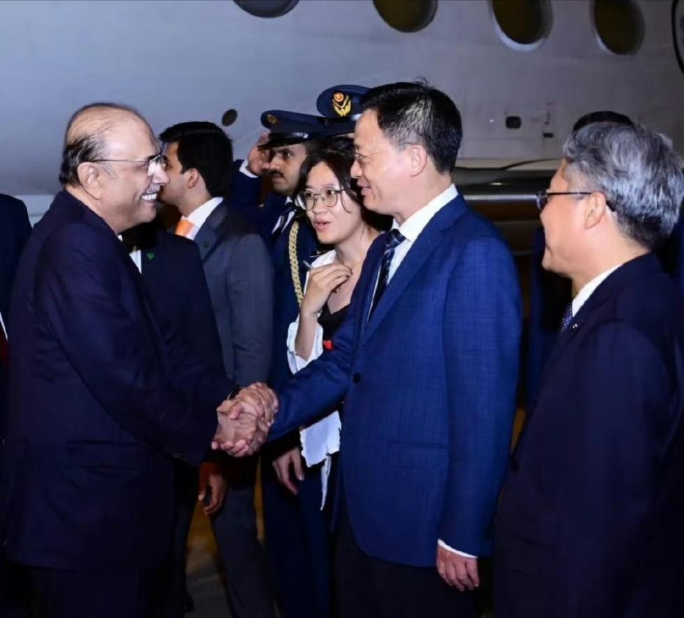 巴基斯坦总统抵达海南岛，据传将会参加首艘汉果尔潜艇（039B外贸版）的服役仪式，