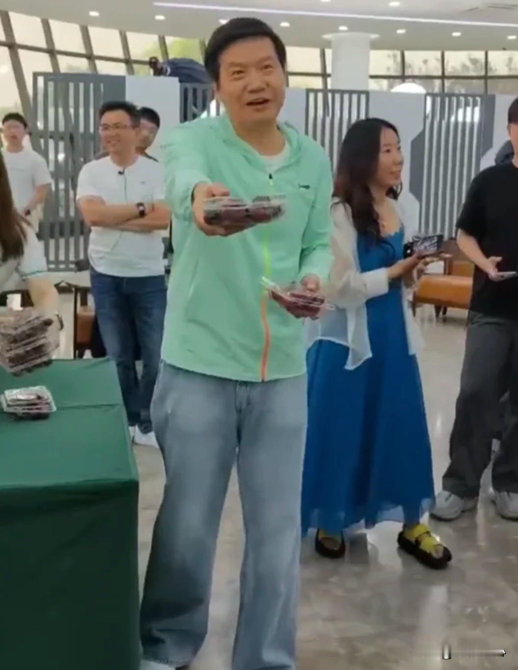 雷军：来呀！给大家带车厘子了
小米员工：谢谢老板啊！
雷军：来你们也有份
李斌：