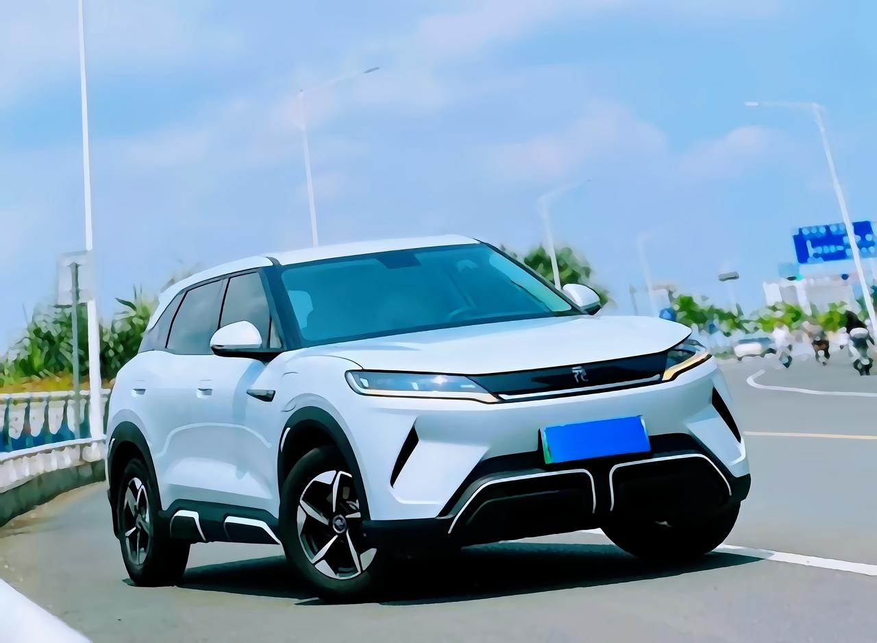 买二手代步，我会优先翻元UP车源，然后再看看哪吒V、长安Lumin。Lumin可