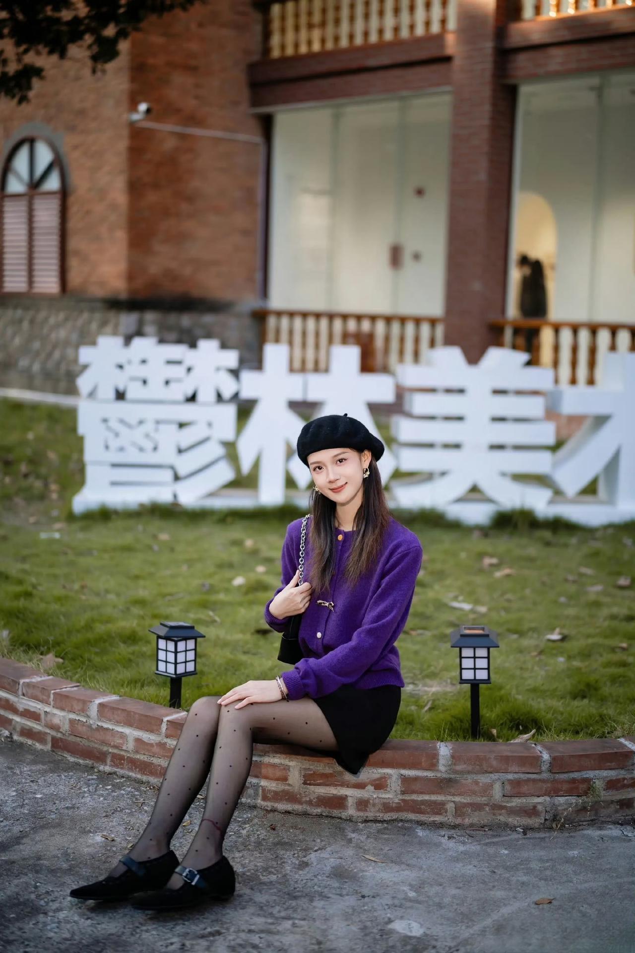 这套是“复古甜酷的撞色”穿搭，高饱和紫+经典配饰很有记忆点：
 
- 上衣选了亮