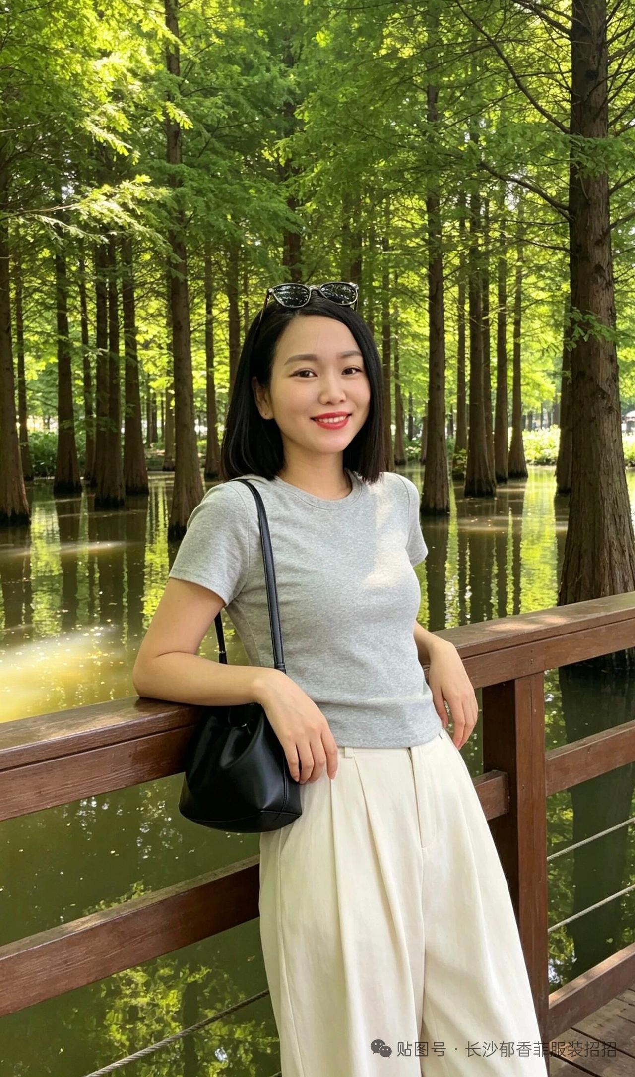 阳光明媚，她靠在湖边微笑。
