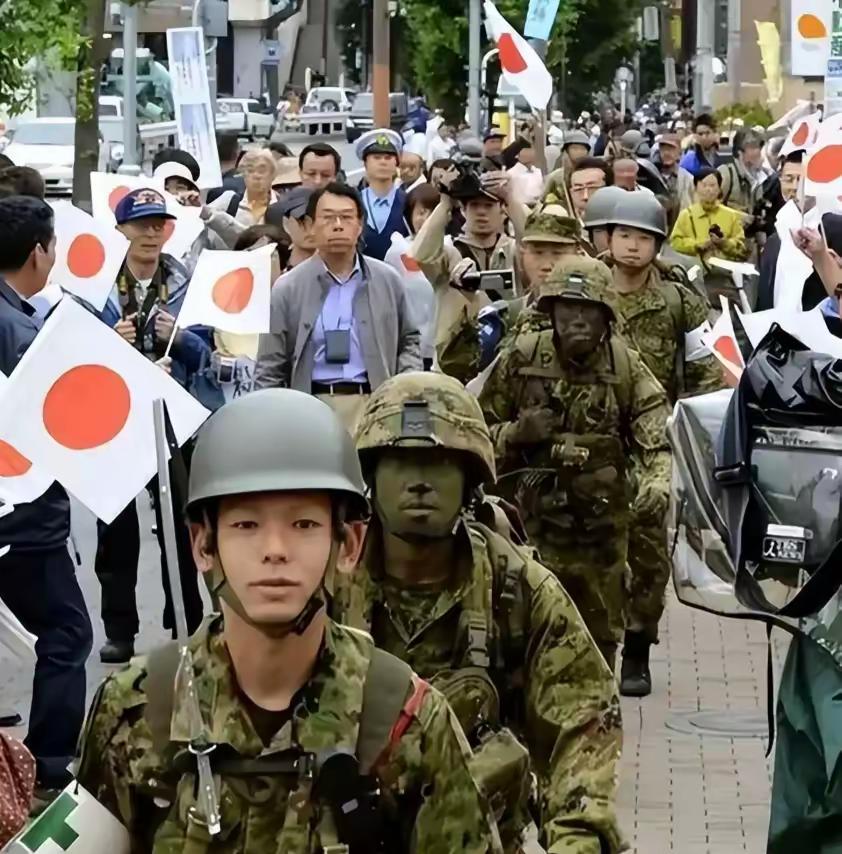 日本这回是真慌了，不是政客演戏那种慌，是从老百姓骨头缝里渗出来的恐惧。

看最近