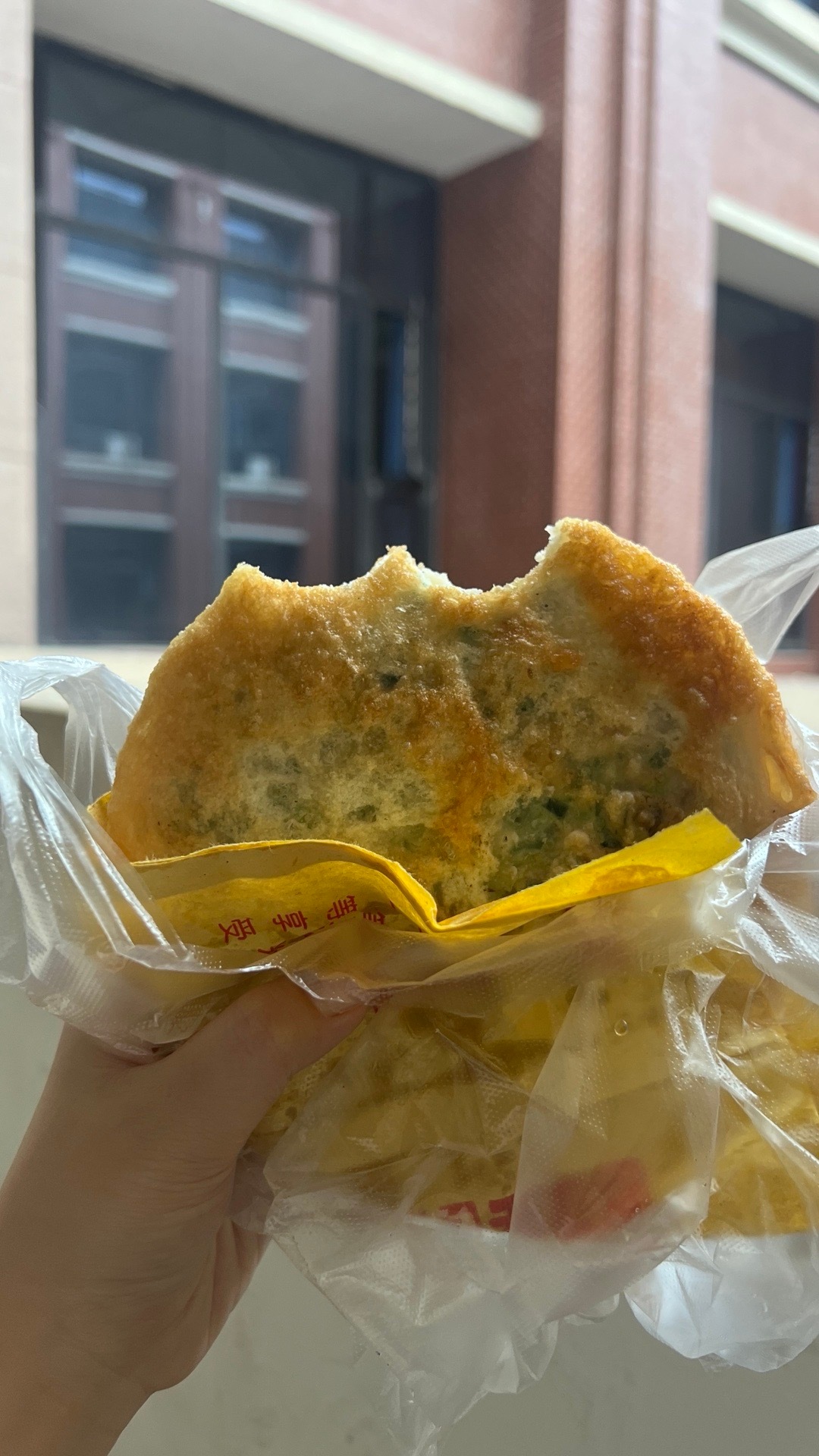 学校里的鲜肉葱香饼真的太好吃了，我已经完全沉迷 ​​​