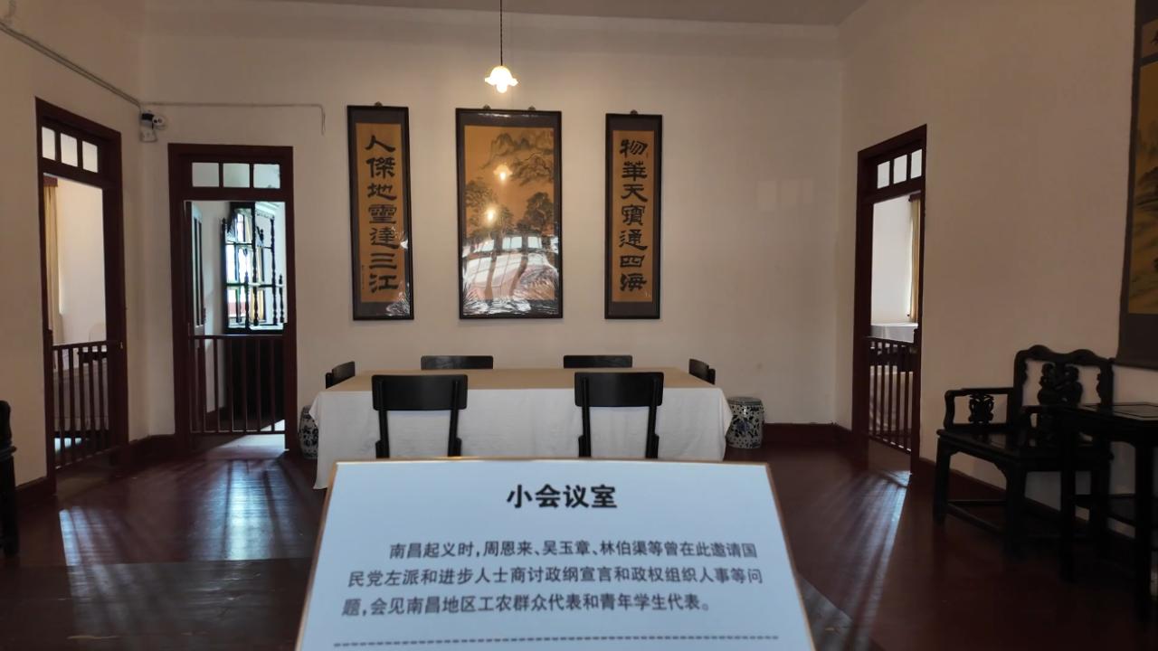 1936年12月25日，西安机场。张学良脱下军大衣披在蒋介石身上，亲自送他登上飞