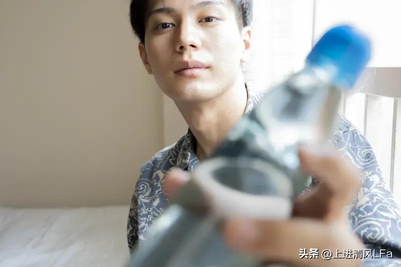 追水瓶男，得先懂他们的脑回路。他们喜欢自由，讨厌被束缚，所以别一上来就管这管那。