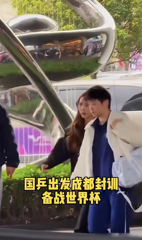 重庆赛丢冠仅1天！你敢信孙颖莎连酒店都没回，坐3小时大巴直奔成都封闭集训！
昨