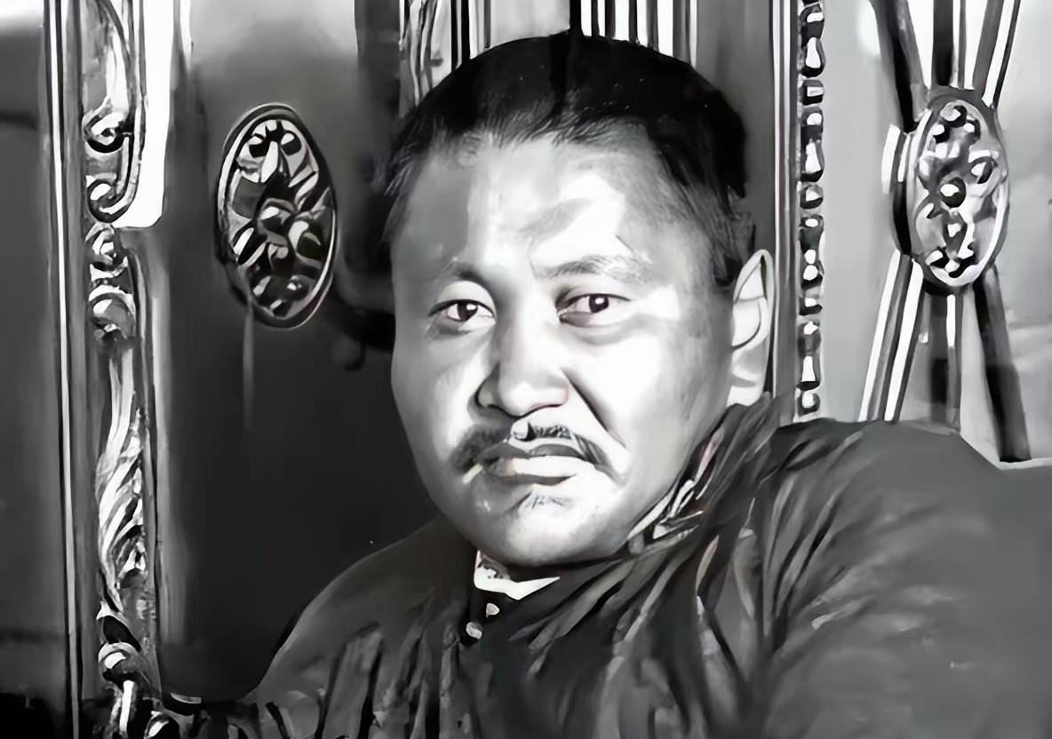 1935年，克里姆林宫，蒙古总理根登喝高了，冲上去给了斯大林一耳光，还踩碎人家烟