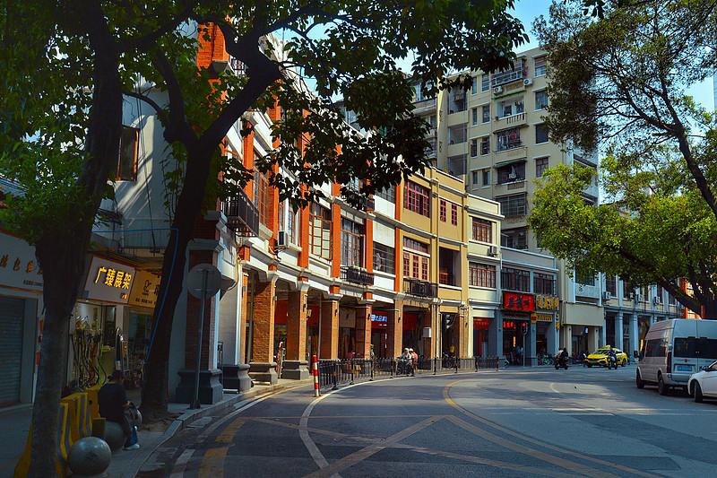 别人看广州是繁华都市，我们看它是烟火人间
 
谁都盯着广州的摩天高楼、璀璨霓虹，