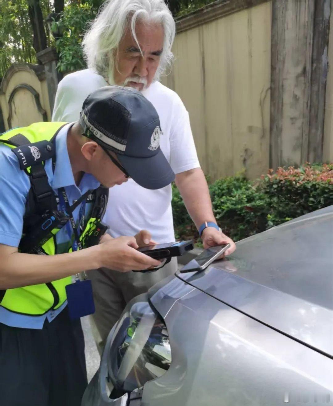5月7日，据网友爆料称，她妈妈在杭州开车时被张纪中的车撞到了。两车相撞之后，张纪