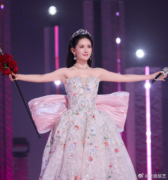 女主持人也得乘风破浪吗谢娜垫话直至转场完成 看完直播突然就懂了，女主持人的乘风破