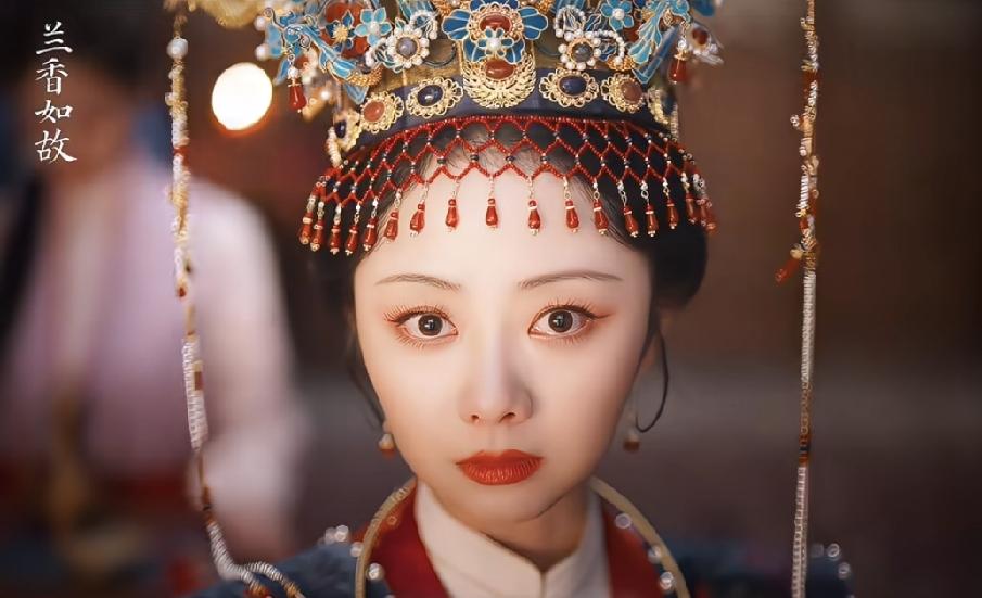你俩我真是服了。
许兰香穿着这么好看的明代婚服，额前还很多点缀，美得不可方物。