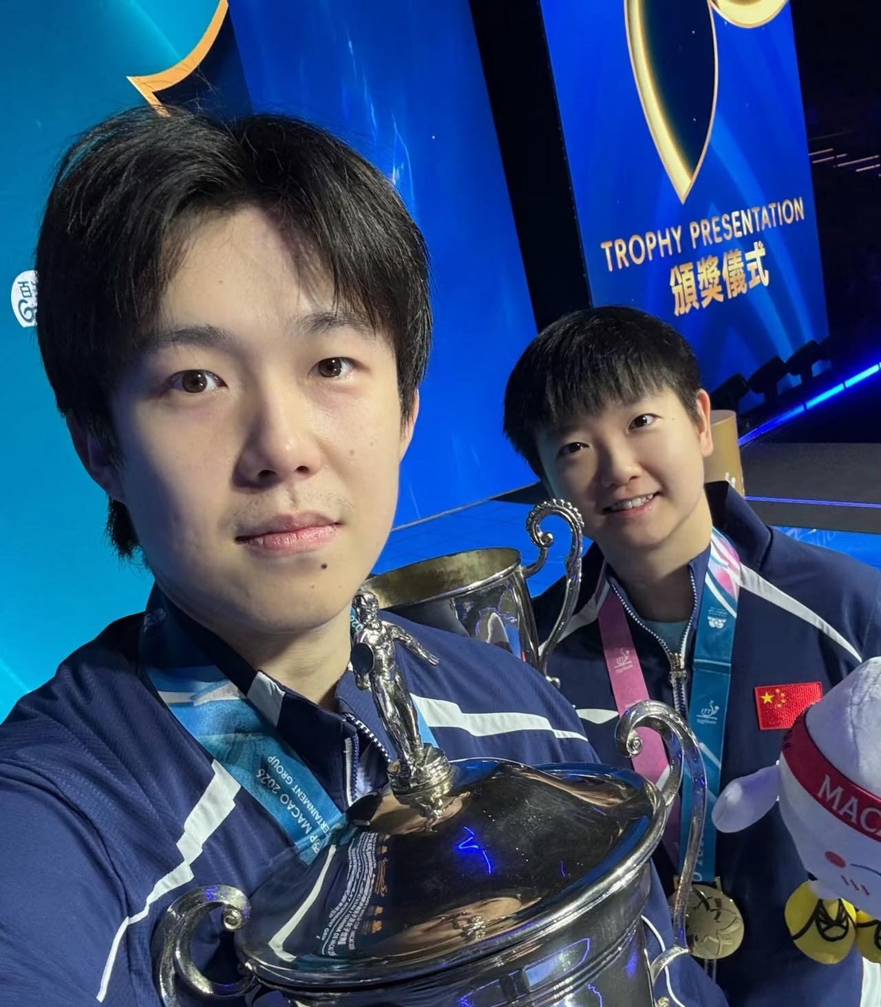 可算是看明白了

看完三届世界杯冠军合照后
发现孙颖莎除了王楚钦以外，她谁都指挥