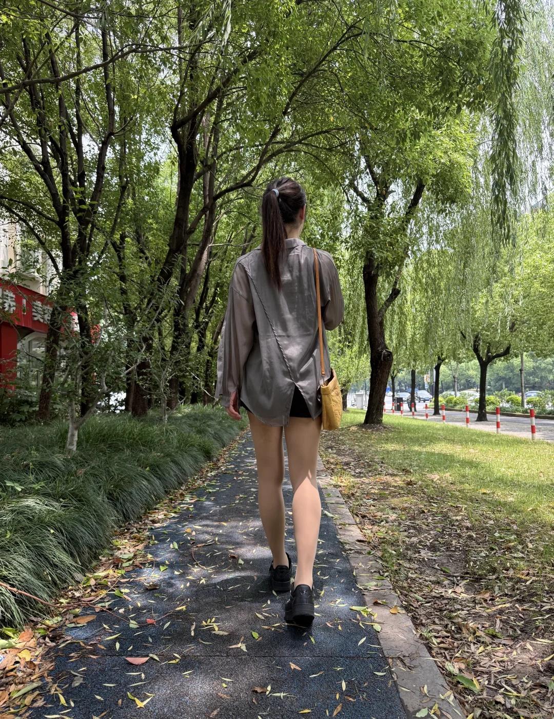 早上大暴雨🌧️中午大太阳☀️闹哪样？
原来丝袜不仅好看也很实用，速干又防晒
打