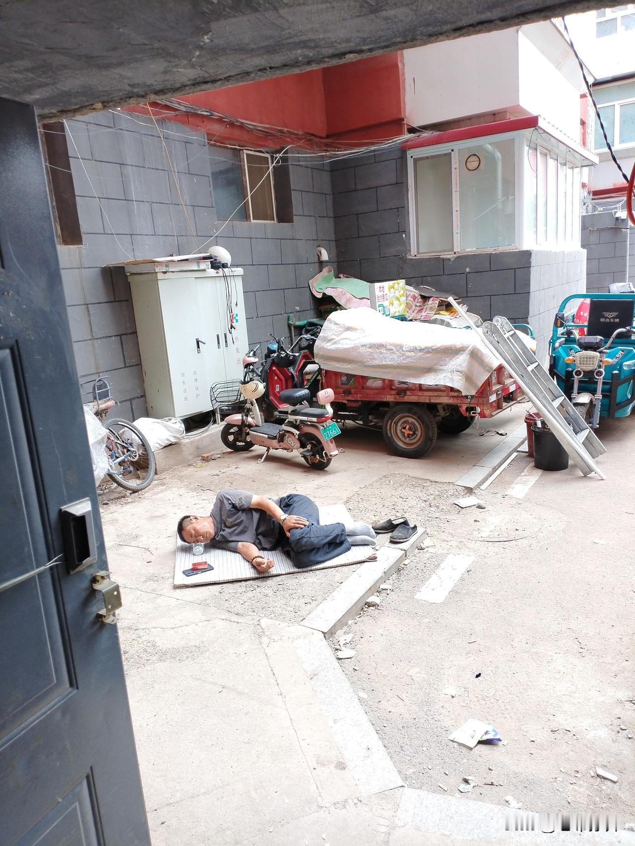 男人不容易！赤峰的男人更不容易！这大热天，旧楼改造的工人，中午就睡在小区单元楼门