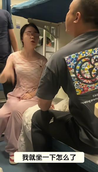 火车霸座后续！女子占别人下铺死不让位，还嚣张挑衅：你敢打我吗
 
火车上发生的这