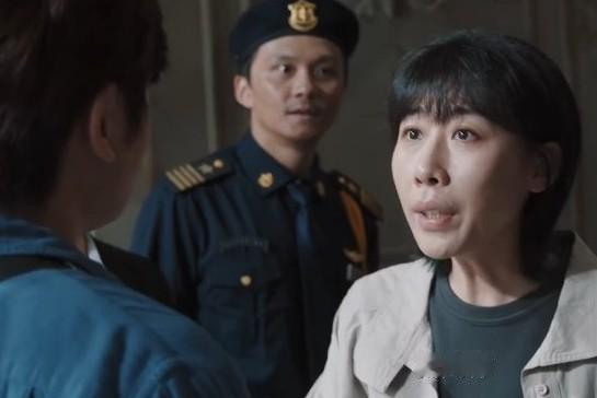 《迷墙》故事开头极具吸引力，余鸣家中的墙壁上莫名其妙掉下几千万的钱来，而三天之前