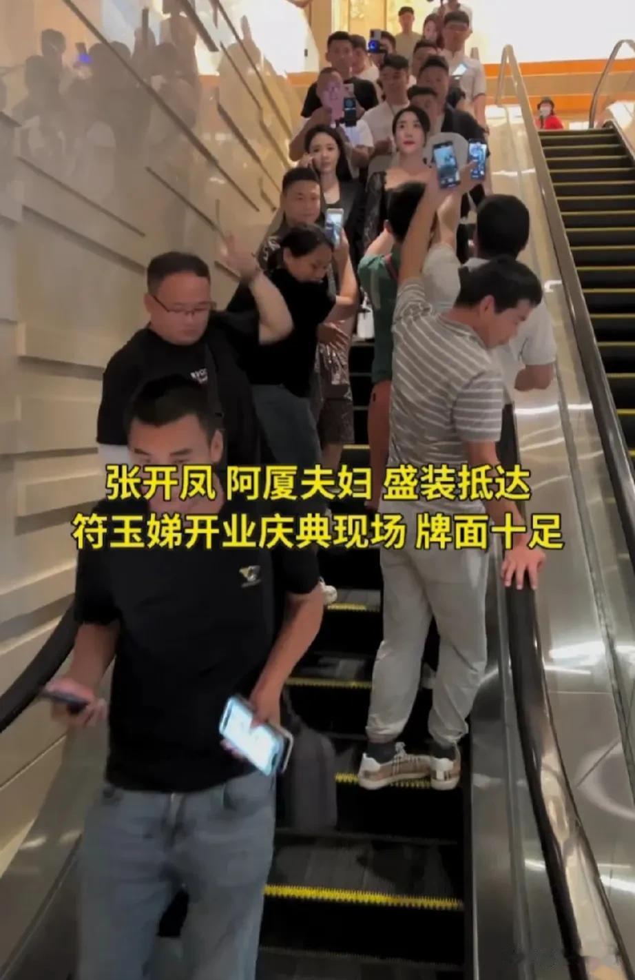 张开凤作为在吉林和黑龙江均有影响的大网红，无论走的哪里，都会被围观，前呼后拥，即