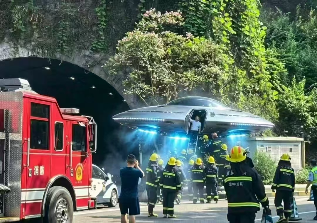 中国人能飞 当爆款歌曲《中国人能飞》遇见车祸现场时，友友们，真的是脑洞大开，一场