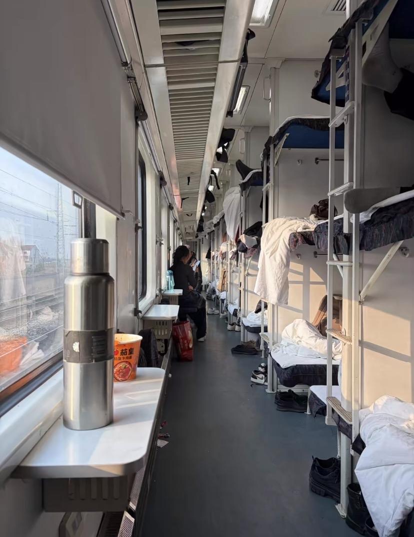 今天在火车上遇到一件奇葩事儿。
一个36岁的女人，带着自己9岁的儿子。
在聊天的