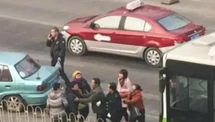 “人狂自有天收！”陕西西安，女子带全家6口乘坐出租车，司机认为超员拒绝她们搭乘。