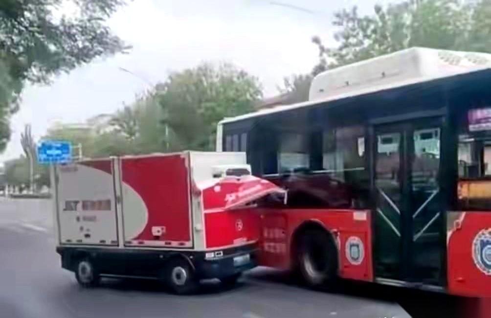 包头的无人驾驶快递车，跟公交车撞了。
公交司机一脚刹车踩死，车厢里一阵猛晃，乘客