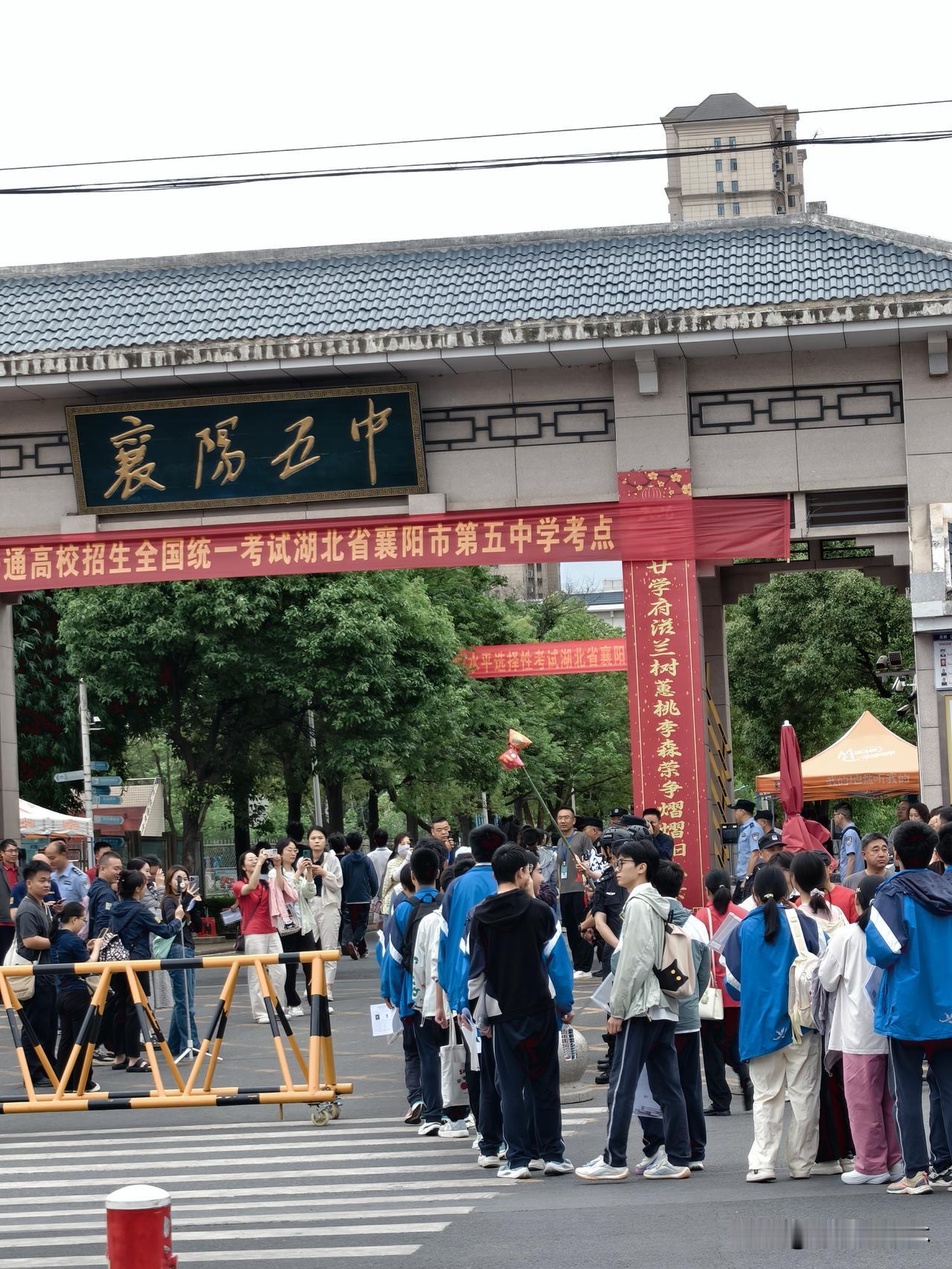 大家都大胆预测一下，今年的文理科全省第一名会在哪所学校？
预测今年，先看往年，来