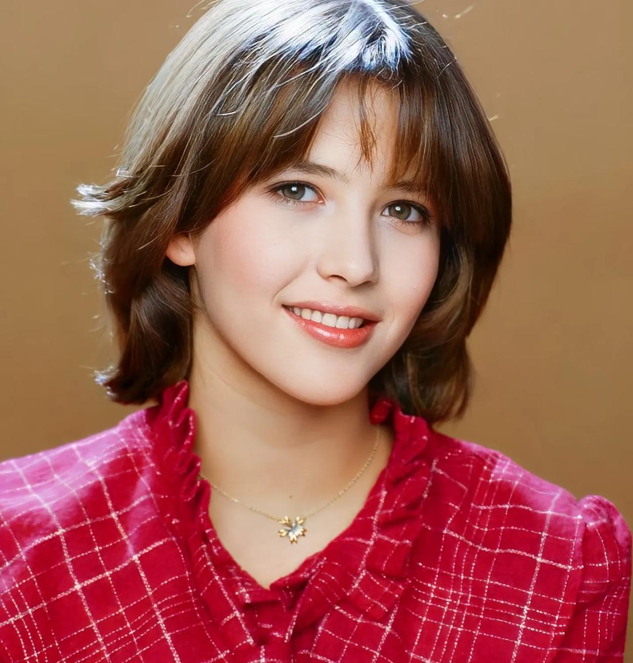 你见过最漂亮的欧美女性长什么样就如苏菲玛索这般，不仅仅有欧洲女性的深褐色的眼睛，
