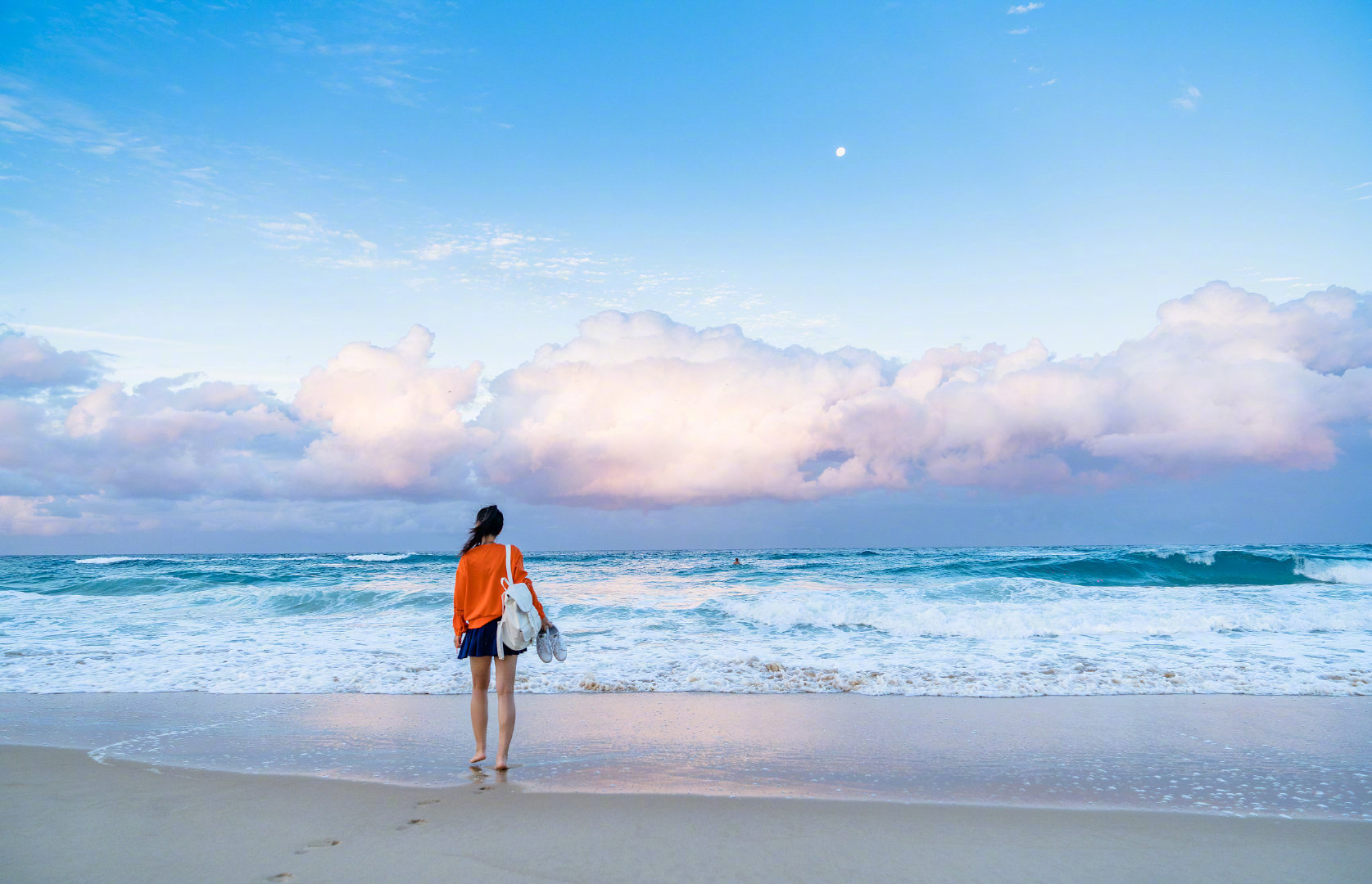 总是站在十字路口不知道应该往哪儿走，总是爱上一个人然后变得不知所措，总是在遗忘和