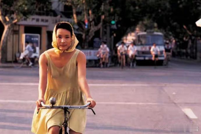 1988年27岁的陈冲在上海街头。那时候这打扮非常洋气了。 ​​​