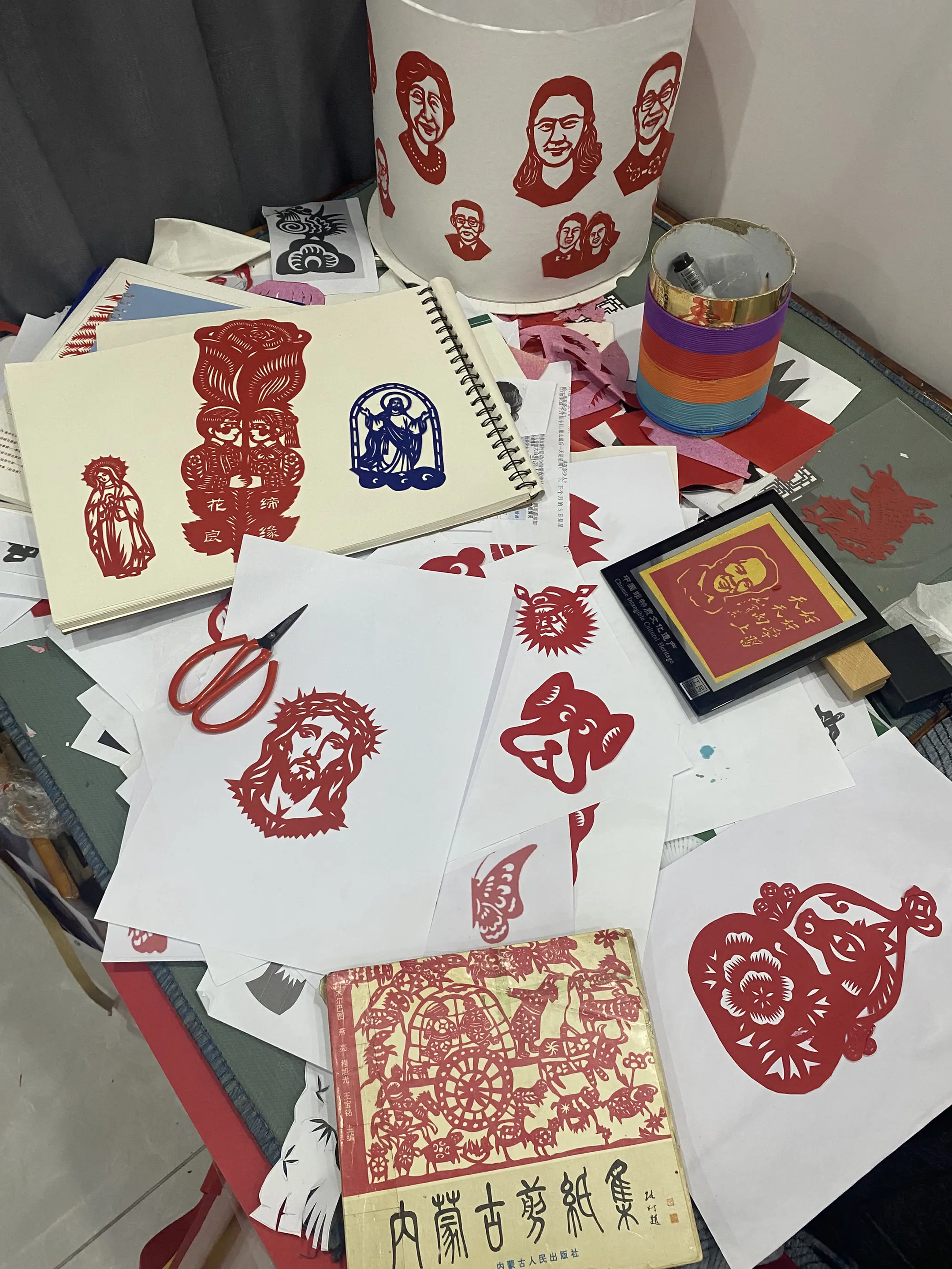凌乱桌面，堆满细碎温柔 一刀一剪，消磨无数晨昏 烟火杂乱间，守好手中剪纸方寸