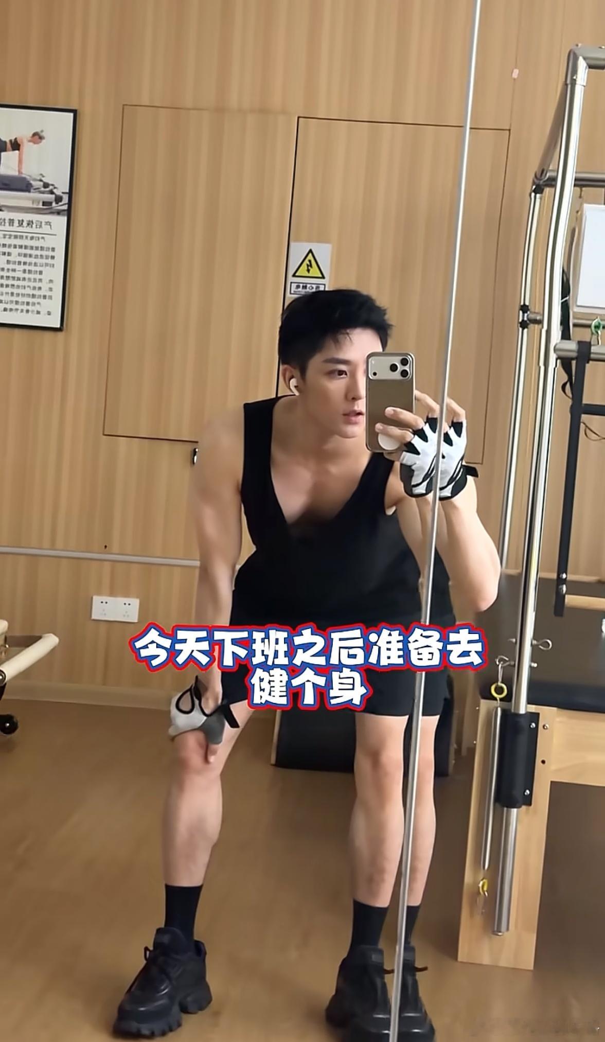 不觉得凤凰卫视男主播代亚瀚很可爱吗？ 