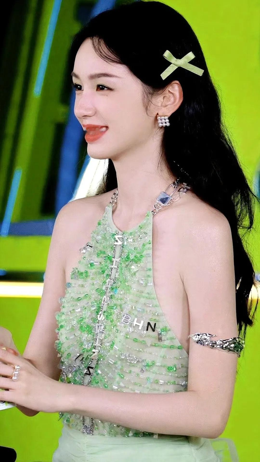 周也：闪耀绿钻裙，甜美笑容，闪耀全场！💎✨你心中最美的女明星是谁 看看你收藏的