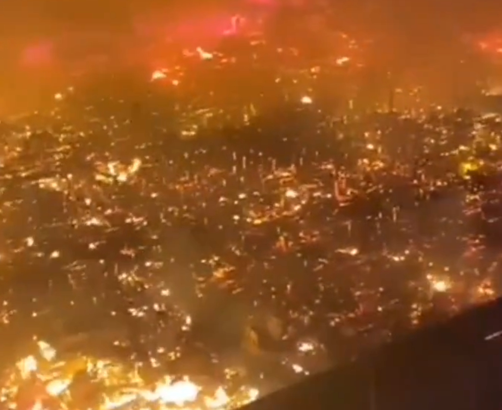 #马来西亚水上村庄起火1000间房屋被毁# 据马新社、《星洲日报》等媒体报道，当